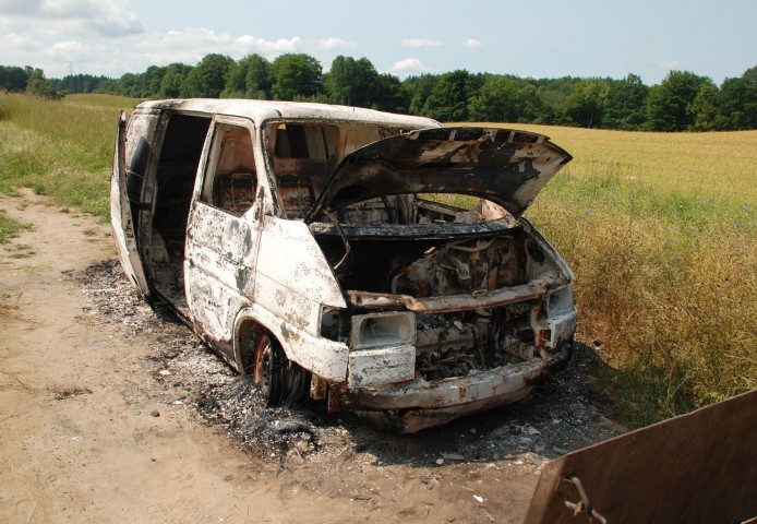 KPP Bytow spalili skradziony samochód 10.07.2013r. 1
