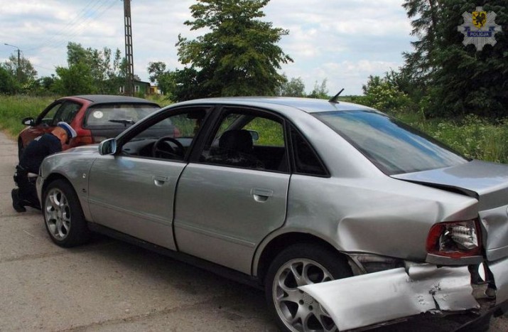 Sztum-zderzenie Cygusy3-uszkodzone srebrne auto z przodu policjant