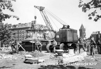 Montaż pomnika JanaIIISobieskiego maj 1945