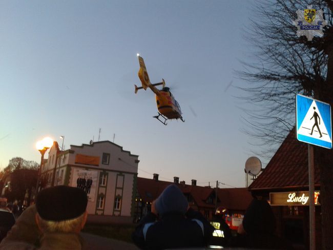 Nowy Dwór Gdański - policjanci ustalają okoliczności wypadku z udziałem dwójki rowerzystów1