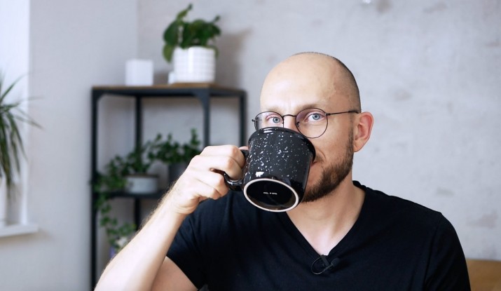 Jacek Kłosiński z kawą