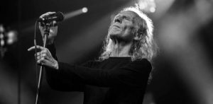 Roman Kostrzewski zasłyną z charakterystycznego sposobu śpiewania i oryginalnych poetyckich tekstów, (Fot. Facebook/Kat & Roman Kostrzewski)