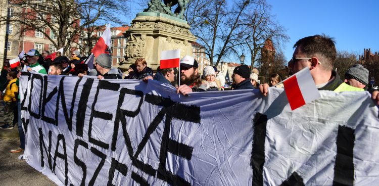 Marsz Żołnierzy Wyklętych wyruszył sprzed pomnika Jana III Sobieskiego przy Targu Drzewnym (fot. Radio Gdańsk/Roman Jocher)