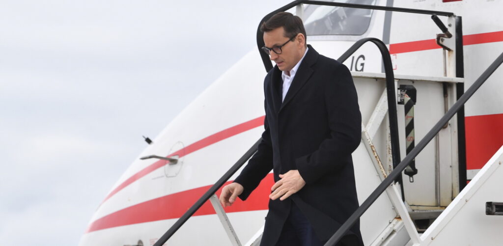 Premier RP Mateusz Morawiecki wysiada z samolotu na lotnisku w Berlinie, 26 bm. Premier spotka się z kanclerzem Niemiec Olafem Scholzem. Rozmowy polityków mają dotyczyć działań na rzecz powstrzymania rosyjskiej agresji na Ukrainę