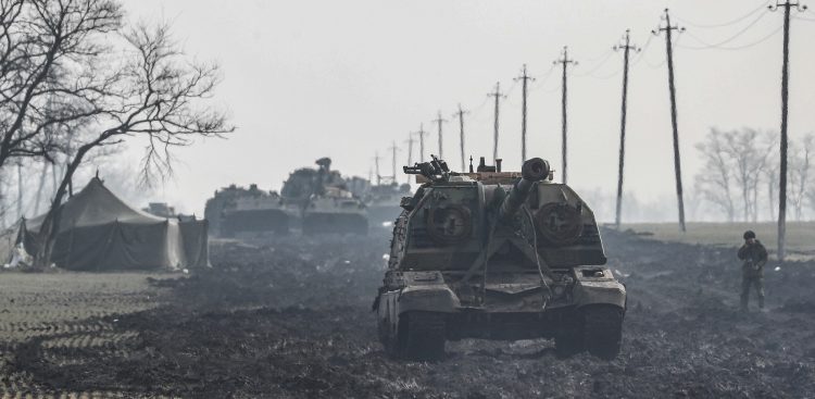 Czołgi rosyjskie na terytorium Ukrainy (Fot. PAP/EPA/Yuri Kochetkov)