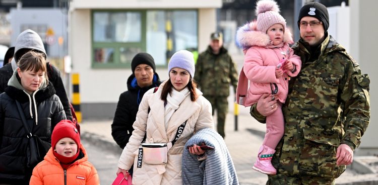 Uchodźcy z Ukrainy przekraczają polsko-ukraińskie przejście graniczne w Medyce (Fot. PAP/Darek Delmanowicz)
