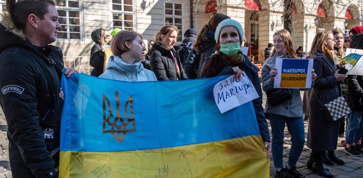 Protest w obronie Mariupola na Starym Mieście we Lwowie (Fot. PAP/Wojciech Jagiełło)
