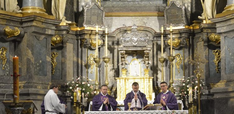 Na zdjęciu: nabożeństwo w Katedrze Lwowskiej (fot. Facebook.com/Katedra Lwowska)