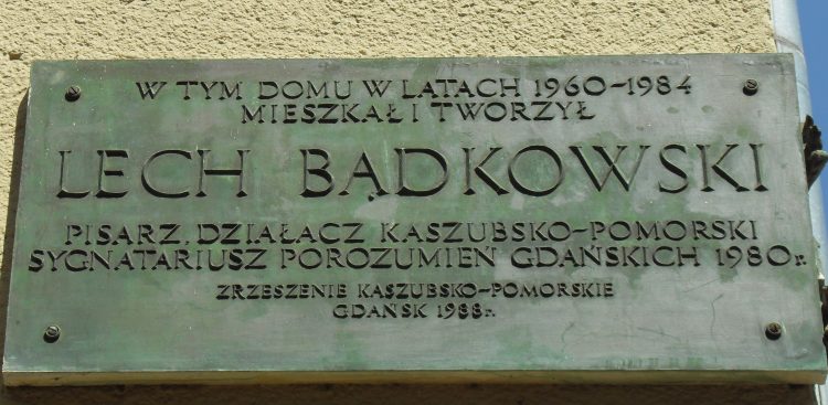 Na zdjęciu: tablica poświęcona Lechowi Bądkowskiemu na gdańskim Targu Rybnym (fot. Wikimedia Commons)