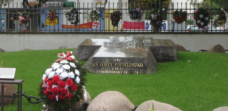 Grób Jerzego Popiełuszki przy kościele św. Stanisława Kostki w Warszawie (Fot. Wikipedia.org)