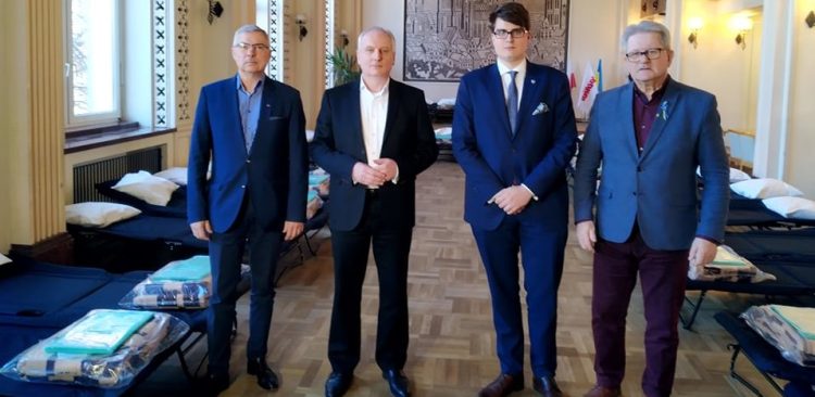 Na zdjęciu: przedstawiciele NSZZ "Solidarność" i wojewoda Dariusz Drelich