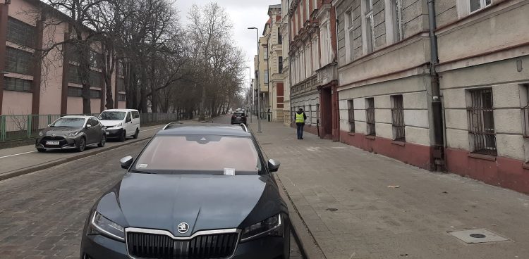 Samochód zaangażowanego w pomoc dyrektora ukarany mandatem parkingowym (Fot. Radio Gdańsk/Przemysław Woś)