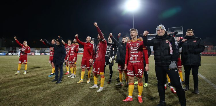 Chojniczanka celebruje zwycięstwo nad Wisłą Puławy 3:1 (fot. MKS Chojniczanka 1930 Chojnice)