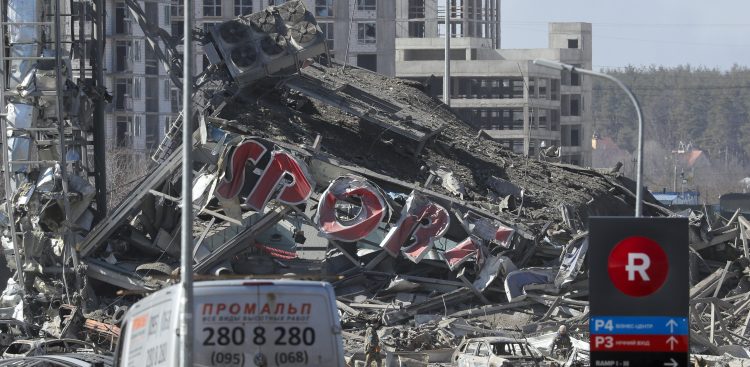 Centrum handlowe w Kijowie po rosyjskim bombardowaniu (Fot.  PAP/EPA/SERGEY DOLZHENKO)