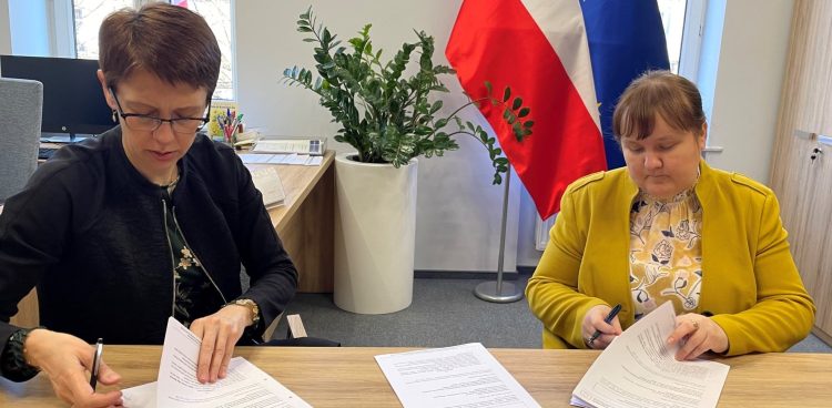 Urząd Gminy Starogard Gdański podpisał umowę na realizację zadań w dworku w Kręgu ze Stowarzyszeniem Integracja Na Plus (fot. UG Starogard Gdański)