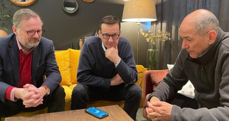 Mateusz Morawiecki z premierami Czech - Petrem Fialą i Słowenii - Janezen Janszą  (fot. Twitter/Petr Fiala)