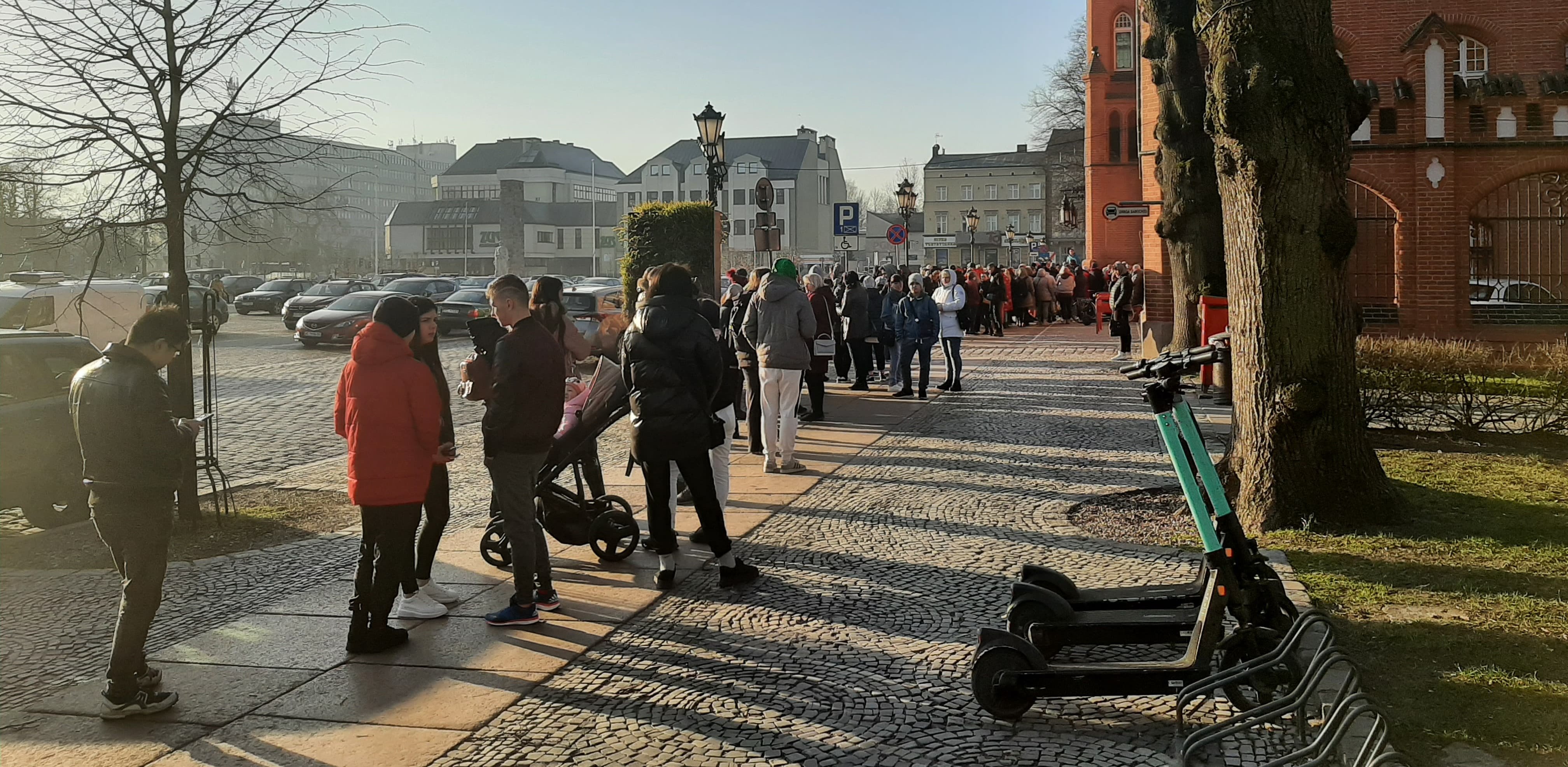 Kolejka uchodźców starających się o przyznanie numeru PESEL (Fot. Radio Gdańsk/Przemysław Woś)