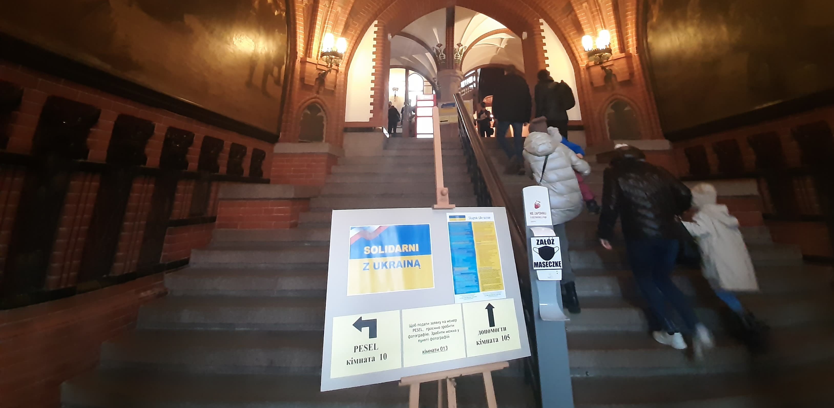 Kolejka obywateli Ukrainy chcących uzyskać numer PESEL (Fot. Radio Gdańsk/Przemysław Woś)