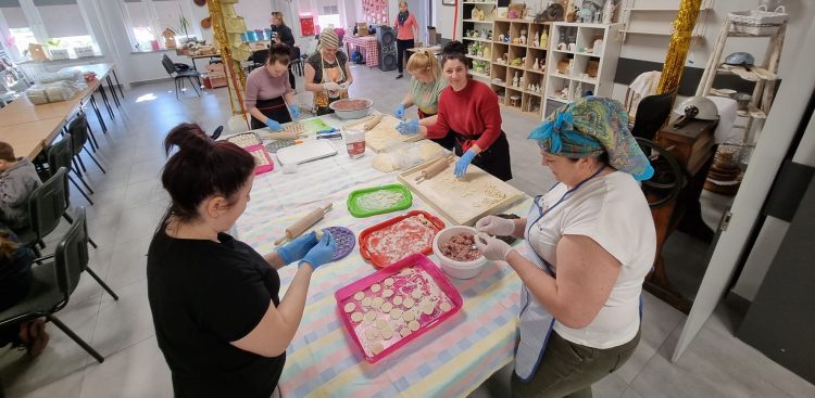 Lepienie pierogów w Bolesławicach (Fot. Radio Gdańsk/Przemysław Woś)