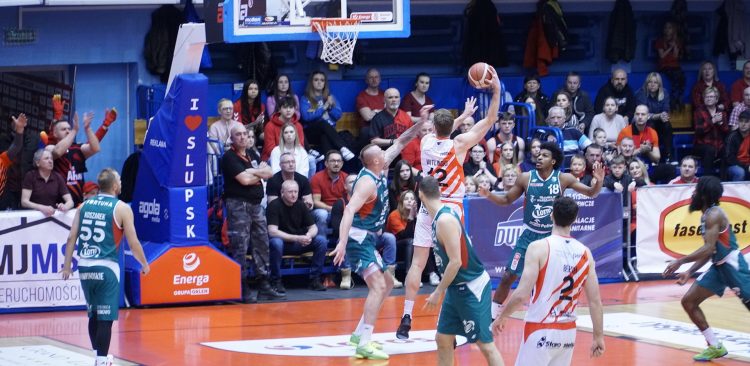 Mikołaj Witliński zdobył w meczu 16 punktów i 14 zbiórek (Fot. Patryk Przyborowski stk.czarni.slupsk.pl)