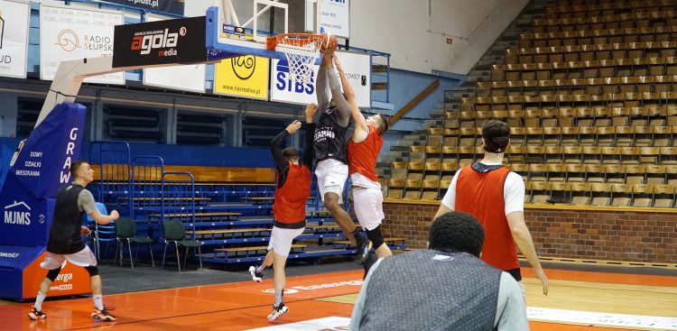 Nawet na treningach Czarnych nie brakuje ostrej walki (Fot. Patryk Przyborowski stk.czarni.slupsk.pl)