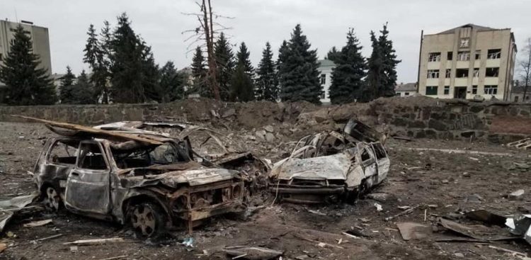 Zniszczenia po rosyjskich nalotach na miasto Malin w Ukrainie (fot. PAP/DSNS)