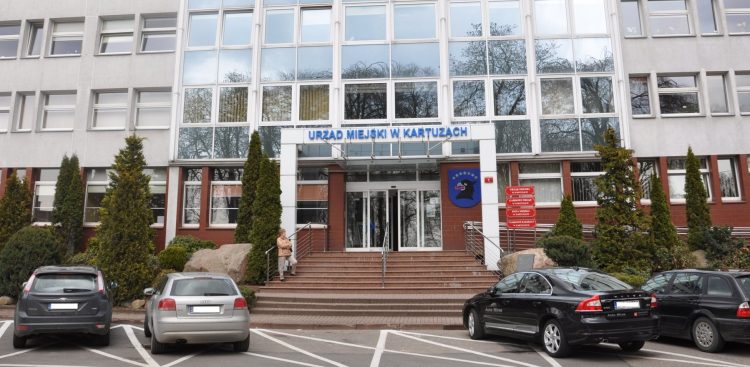 Urząd Miejski w Kartuzach (Fot. kartuzy.pl)