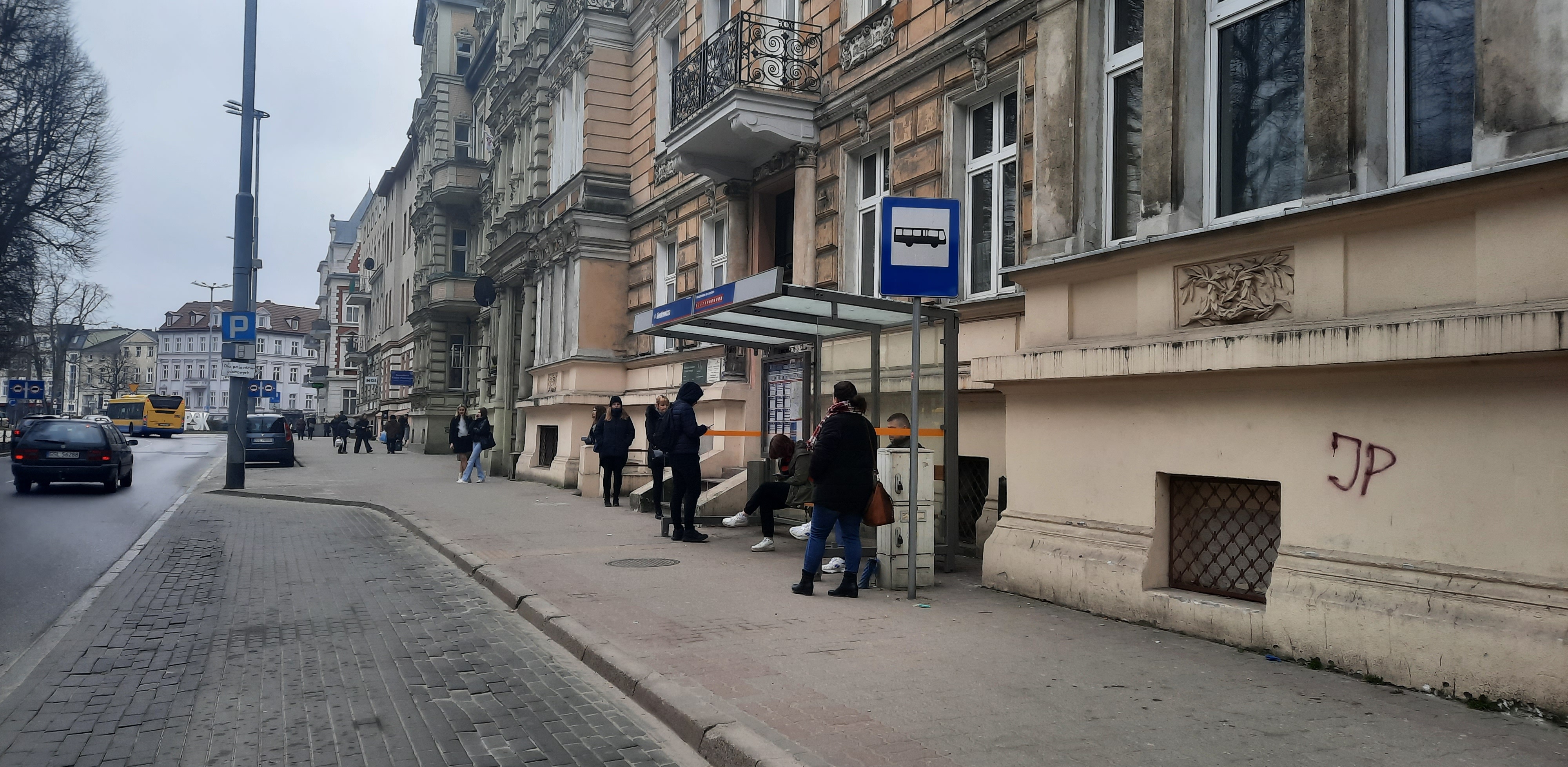 Przystanek na Alei Sienkiewicza, na którym wiata była wymieniana w ubiegłym roku. Podobne staną w innych lokalizacjach (Fot. Radio Gdańsk/Kinga Siwiec)