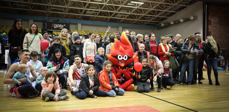 Klub i kibice Czarnych wspierają uchodźców z Ukrainy (Fot. stk.czarni.slupsk.pl/)