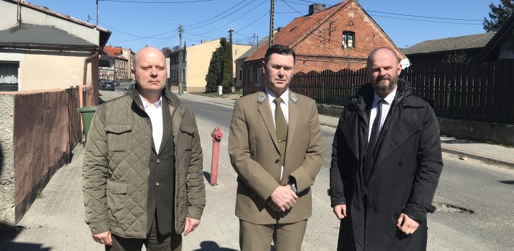 Od lewej: Nadleśnictwo  Starogard - Maciej Robert, dyr. Regionalnej Dyrekcji Lasów Państwowych w Gdańsku - Bartłomiej Obajtek, burmistrz Skarszew Jacek Pauli, stoją na ulicy Chojnickiej, która zostanie wyremontowana

(Fot. Radio Gdańsk/Filip Jędruch)