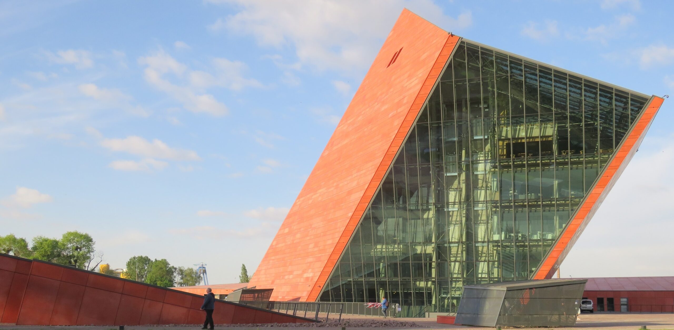 Музей второй. Музей второй мировой войны в Гданьске. World War II Museum in Gdansk.. Здание наклонного съезда. Древние здание наклонные.