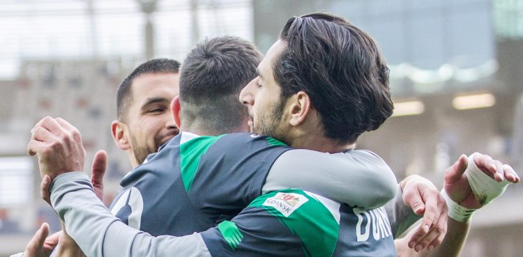Zabrze, 18.04.2022. Piłkarz Lechii Gdańsk Ilkay Durmus (P) cieszy się z gola podczas meczu Ekstraklasy z Górnikiem Zabrze, 18 bm. (gj) PAP/Zbigniew Meissner
