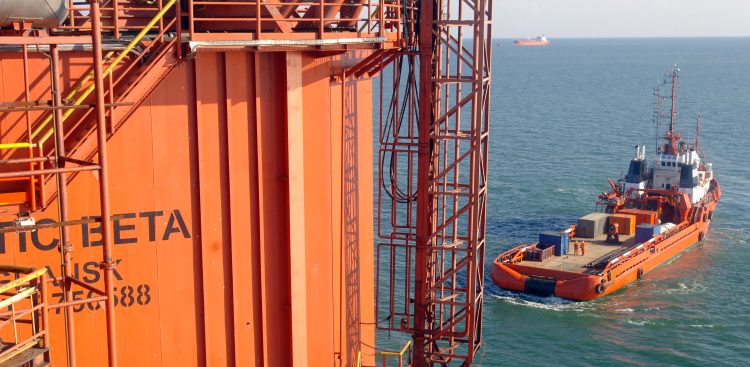 Platforma wiertnicza BETA. Przy niej holownik Bazalt, którego następcą będzie Bazalt II. (fot. Maciej Kosycarz / KFP)