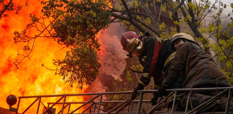 Pożar w Charkowie (fot.) PAP/Mykola Kalyeniak)