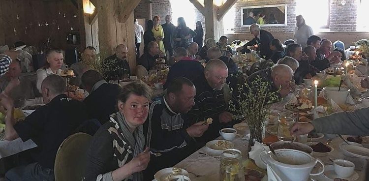 Fot. caritas.koszalin.pl ?Śniadanie w Młynie Słupskim 2019