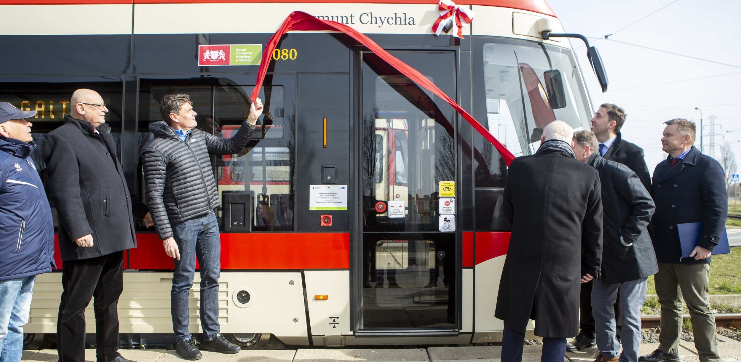 Uroczystość nadania tramwajowi imienia Zygmunta Chychły, boksera wagi półśredniej i lekkiej, zdobywcy złotego medalu olimpijskiego. Gdańsk Chełm, pętla tramwajowa Witosa (Fot. UM Gdańsk/Jerzy Pinkas)