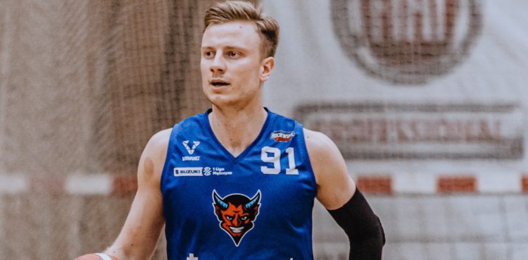 Lowicz, 20.10.2021 SUZUKI 1 LIGA KOSZYKOWKA MEZCZYZN KS KSIEZAK LOWICZ - SKS STAROGARD GDANSKI POLISH BASKETBALL LEAGUE KS KSIEZAK LOWICZ - SKS STAROGARD GDANSKI NZ FILIP STRYJEWSKIFOT. BARTOSZ MULLER / 400mm.pl