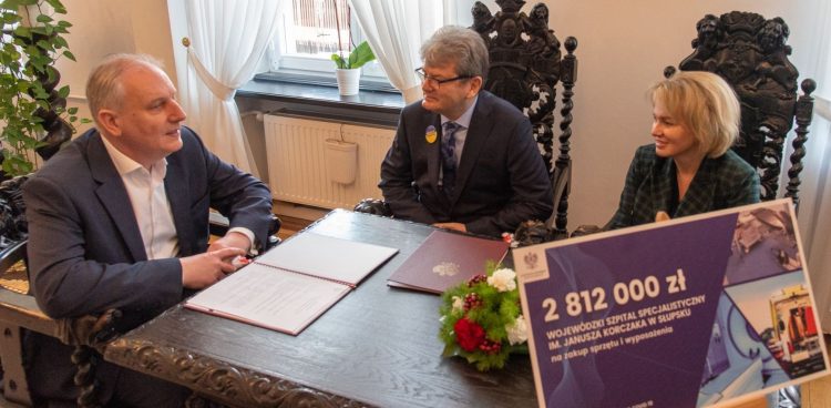 Wojewoda Dariusz Drelich z prezesem zarządu słupskiego szpitala Andrzejem Sapińskim oraz wiceprezesem zarządu Anettą Barna-Feszak (fot. Pomorski Urząd Wojewódzki
w Gdańsku)