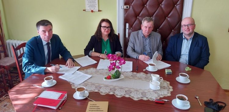 Podpisanie umowy na przebudowę starej części budynku Urzędu Gminy w Karsinie (fot. Gmina Karsin)