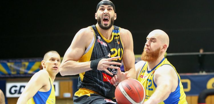 Gdynia, 07.04.2022, Koszykowka. EBL. Mecz Asseco Arka Gdynia - Trefl Sopot, Gdynia , Polska., Basketball. Polish Basket League. Match Asseco Arka Gdynia - Trefl Sopot, Gdynia, Poland., NZ: Josh Sharma, Adrian Bogucki, Filip Dylewicz , FOT. Tomasz Zasinski / 400mm.pl