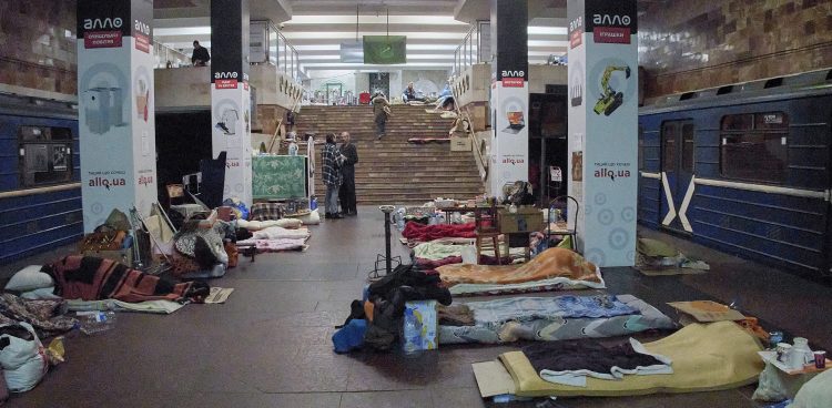 Prowizoryczne miejsca do mieszkania w metrze w Charkowie (Fot. EPA/SERGEY KOZLOV Dostawca: PAP/EPA)