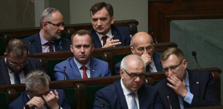 Minister sprawiedliwości, prokurator generalny Zbigniew Ziobro (P-III rząd), minister spraw zagranicznych RP Zbigniew Rau (P-II rząd), minister-członek Rady Ministrów Michał Cieślak (C-II rząd), minister funduszy i polityki regionalnej Grzegorz Puda (P-II rząd), minister zdrowia Adam Niedzielski (L-III rząd), wicepremier, minister aktywów państwowych Jacek Sasin (C-I rząd), wicepremier, minister kultury i dziedzictwa narodowego Piotr Gliński (L-I rząd) i sekretarz stanu w Ministerstwie Aktywów Państwowych Maciej Małecki (P) na sali obrad w drugim dniu posiedzenia Sejmu w Warszawie (Fot. PAP/Marcin Obara)