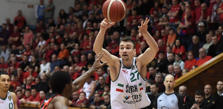 Słupsk, 05.05.2022. Zawodnik Grupy Sierleccy Czarni Słupsk Anthony Marcus Lewis (L) i Ivan Ramljak (P) ze Śląska Wrocław podczas drugiego meczu półfinałowego Ekstraklasy koszykarzy, 5 bm. (js) PAP/Marcin Gadomski