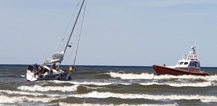 Duński  jacht osiadł niedawno na mieliźnie przed wejściem do mariny (fot. SAR)