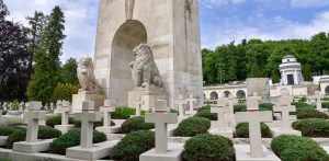 Odsłonięte posągi lwów strzegących wejścia na Cmentarz Orląt Lwowskich będący częścią Cmentarza Łyczakowskiego we Lwowie (fot. PAP/Vitaliy Hrabar)