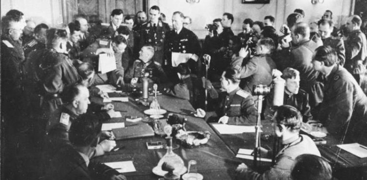 Feldmarszałek Wilhelm Keitel podpisuje akt bezwarunkowej kapitulacji Niemiec, 8 maja 1945 rok (fot. Wikimedia Commons/Bundesarchiv)