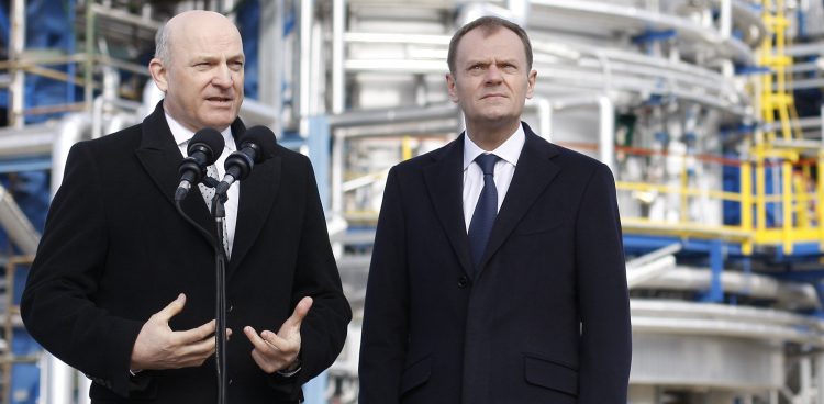 28.03.2011 Nz. ówczesny prezes Grupy LOTOS Paweł Olechnowicz i premier Donald Tusk (Fot. Agencja KFP/Krzysztof Mystkowski)