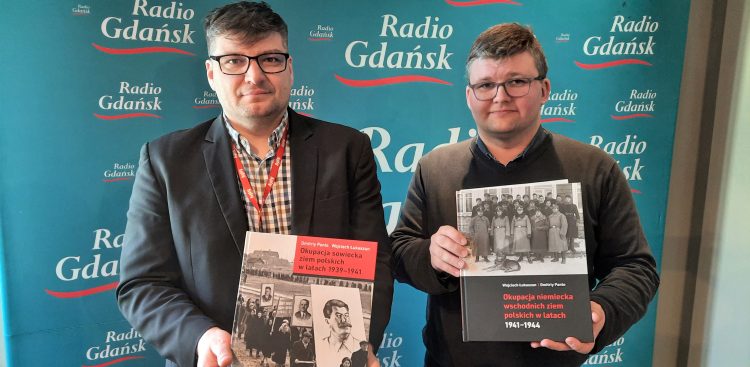 Na zdjęciu: Wojciech Łukaszun i Dmitriy Panto z Muzeum II Wojny Światowej, autorzy albumu „Okupacja niemiecka wschodnich ziem polskich w latach 1941-1944" (fot. Andrzej Urbański)