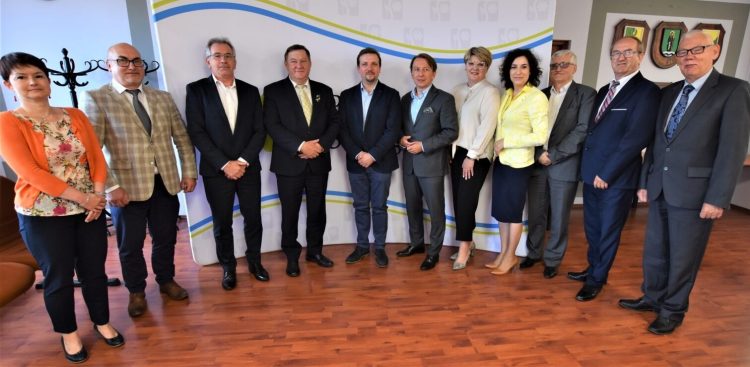 Podpisanie umowy z wykonawcą - Przedsiębiorstwem Budowy Dróg
(fot. Powiat Starogardzki)