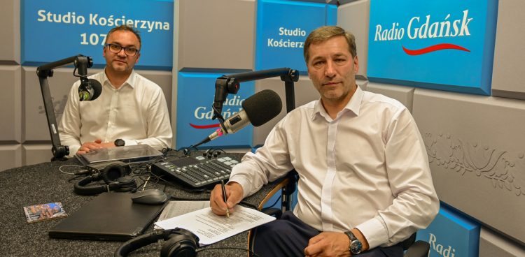 Goście audycji Nie Tylko Metropolia w Studiu Kościerzyna. Od lewej zastępca burmistrza Kościerzyny Tomasz Nadolny i burmistrz Michał Majewski (fot. Radio Gdańsk/Grzegorz Armatowski)